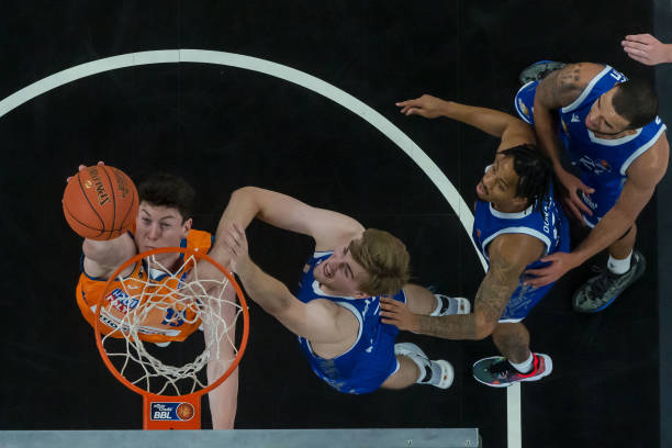 墙铁壁般的 墙铁壁般的